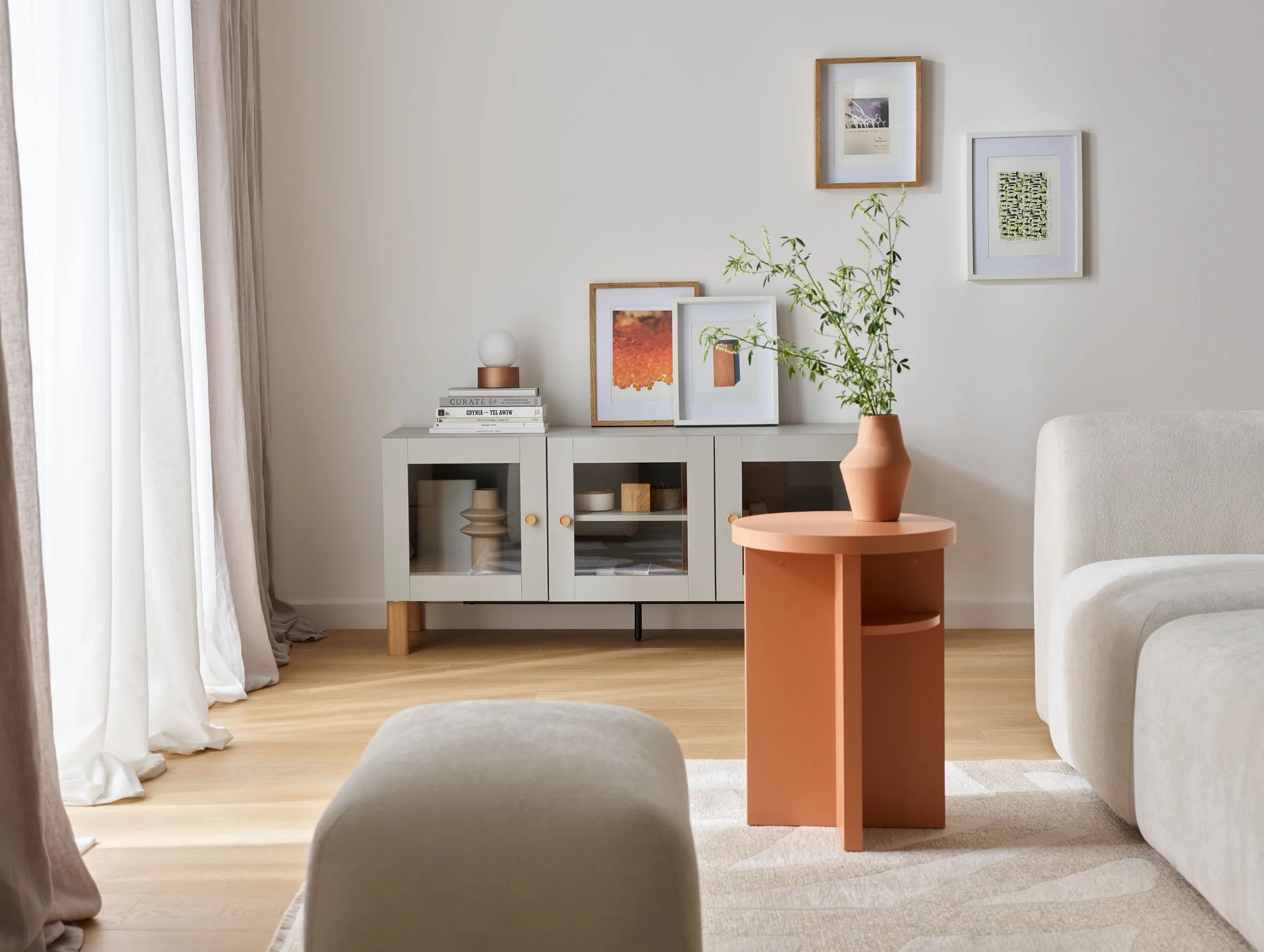 Jasny salon z okrągłym stolikiem